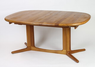 A mid Century teak extending oval dining table raised on shaped outswept supports 71cm h x 153cm w x 104cm d, with concealed extra leaf, (slight scratches and ring mark to the top) 