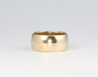 A 9ct yellow gold wedding band, size M, 6.8 grams 
