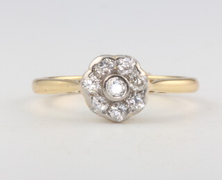 An 18ct yellow gold 8 stone diamond cluster ring approx. 0.25ct, 3.2 grams, size O 