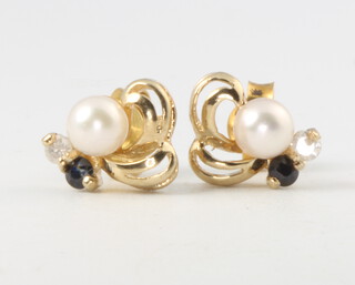 A pair of 9ct yellow gold spiral banded pearl and garnet ear studs, 1.1 grams