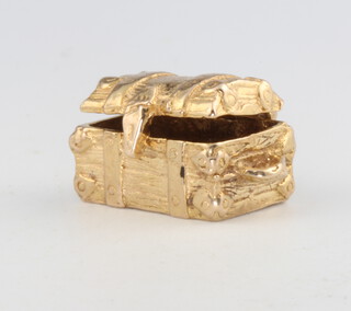 A 9ct yellow gold charm in the form of a domed top trunk, 5.1 grams 