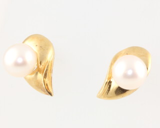 A pair of 9ct yellow gold pearl ear studs 2.9 grams 