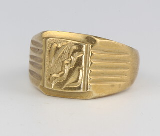 A gentleman's 18ct yellow gold signet ring size V 1/2, 11.9 grams 
