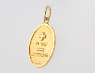 An 18ct yellow gold pendant 28mm, 3.8 grams