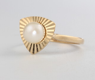 A 9ct yellow gold pearl ring, 2.5 grams, size O 