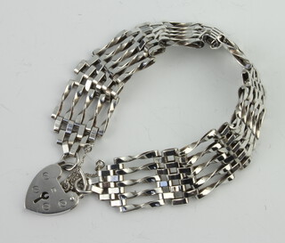 A silver gatelink bracelet and padlock, 19 grams 