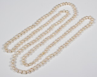 A strand of cultured pearls 120cm 