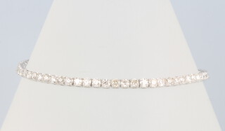 An 18ct white gold diamond tennis bracelet 18cm, approx. 4ct, 8grams