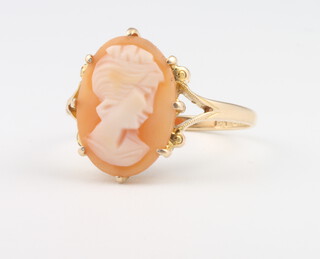 A 9ct yellow gold cameo ring, size N 