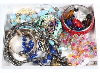 A collection of costume jewellery 