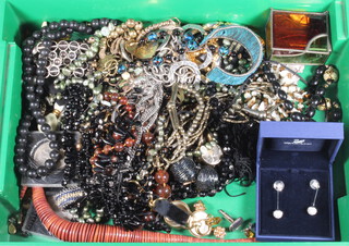 A quantity of vintage and other costume jewellery etc