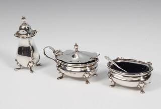 A silver 3 piece condiment and spoons, Birmingham 1923, 112 grams