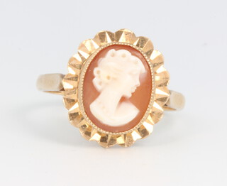 A 9ct yellow gold cameo ring, 4.7 grams, size T 