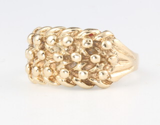 A gentleman's 9ct yellow gold keeper ring, size O, 4.1 grams 