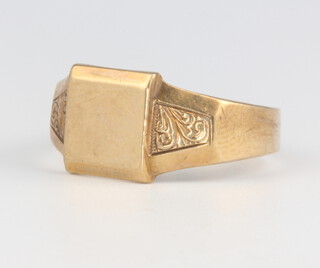 A gentleman's 9ct yellow gold signet ring size U, 4.6 grams