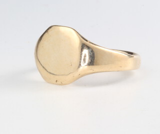 A 9ct yellow gold signet ring, 3.4 grams, size I 