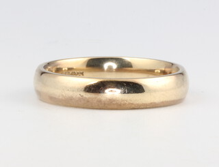A 9ct yellow gold wedding band, size O, 3.9 grams 