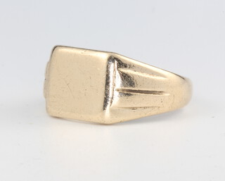 A gentleman's 9ct yellow gold signet ring size U, 8.4 grams 

