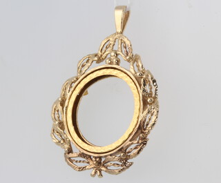 A 9ct yellow gold sovereign mount 6.8 grams 