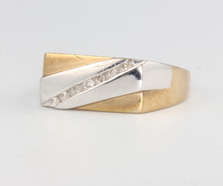 A gentleman's 9ct 2 colour gold diamond ring 4.1 grams, size O  
