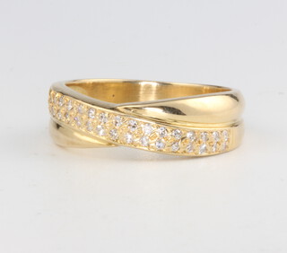 An 18ct yellow gold crossover diamond ring 5.6 grams, size P 