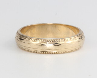A 9ct yellow gold wedding band, size O, 4 grams 