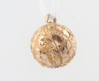 A 9ct yellow gold ball charm 1.2 grams, 10mm