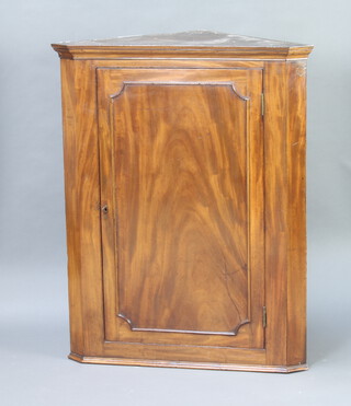 A Georgian mahogany hanging corner cabinet with shelved interior enclosed by panelled door 103cm h x 81cm w x 58cm d 