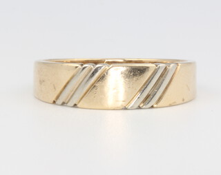 A gentleman's 10ct yellow gold ring, size U, 4 grams