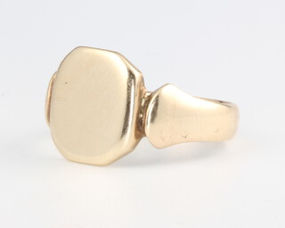 A gentleman's 9ct yellow gold signet ring size R, 4.2 grams 