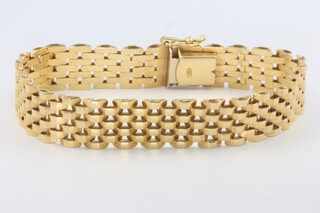 An 18ct yellow gold flat link bracelet 21 grams, 19cm 