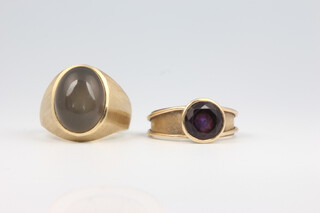 A gentleman's 10ct yellow gold cabochon cut hardstone ring, size R, 10.5 grams together with a gentleman's yellow gold amethyst ring size T, 5.8 grams