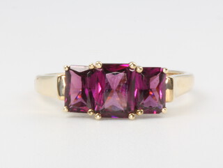 A 9ct yellow gold 3 stone garnet ring 2.1 grams, size Q