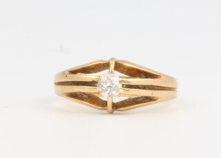 A gentleman's 18ct yellow gold single stone diamond ring 4.2 grams, size K 1/2, approx. 0.20ct 