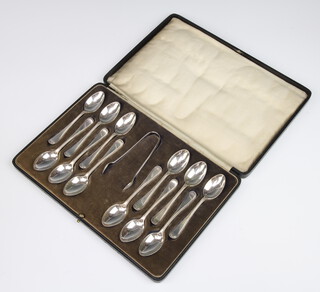 A set of 12 silver teaspoons and tongs with beaded decoration, Birmingham 1930, cased, 290 grams 