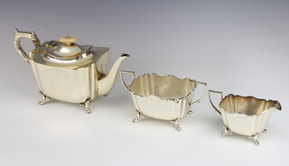 An Edwardian silver 3 piece tea set raised on splayed feet, Birmingham 1907, gross weight 1095 grams
