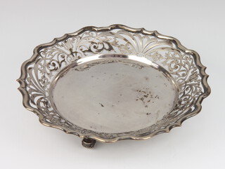 An Edwardian silver dish on scroll feet London 1903, 300 grams, 20cm 