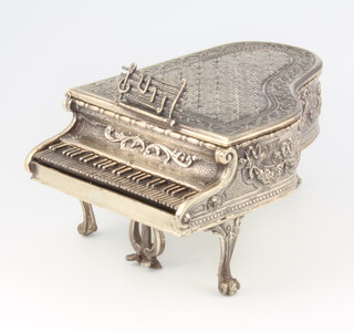 A Continental 800 standard silver model of a miniature grand piano, 172 grams, 9cm 