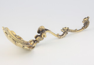 A Victorian silver gilt caddy spoon with mask handle and shell bowl, 51 grams, 13cm 