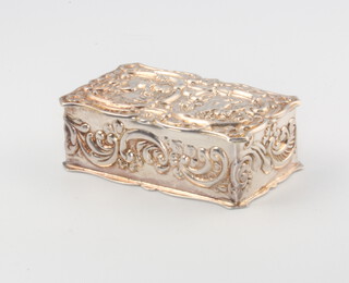 A repousse silver rectangular snuff box decorated with cherubs London 1977, 24 grams, 4cm 