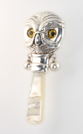 A mother of pearl mounted novelty sterling silver owl rattle, 7cm 