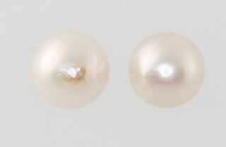 A pair of 9ct yellow gold cultured pearl ear studs 0.4 grams