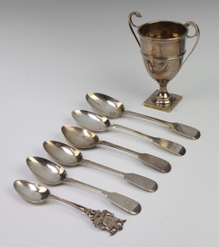 An Edwardian silver trophy cup with presentation inscription Birmingham 1902, 11cm, minor spoons, 138 grams