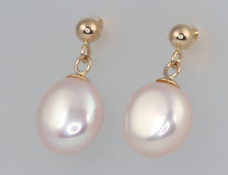 A pair of 9ct yellow gold cultured pearl earrings 2cm, 1.7 grams