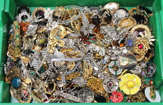 A quantity of Victorian and later costume jewellery including brooches etc 