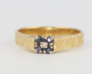 An 18ct yellow gold bark finish sapphire and diamond ring 3.9 grams, size M 1/2