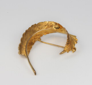 A 9ct yellow gold leaf brooch 9.7 grams