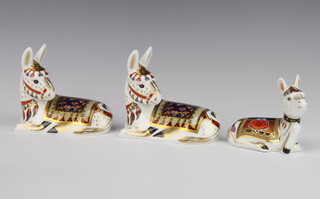 Three Royal Crown Derby Imari pattern donkey paperweights - donkey foal with gold stopper 8cm, donkey with gold stopper 11cm and a ditto with gold stopper 11cm 