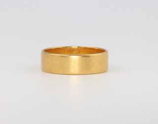 A 22ct yellow gold wedding band, size O 1/2, 5 grams