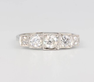 A platinum 5 stone graduated diamond ring, 0.9ct, 3.4 grams, size N 